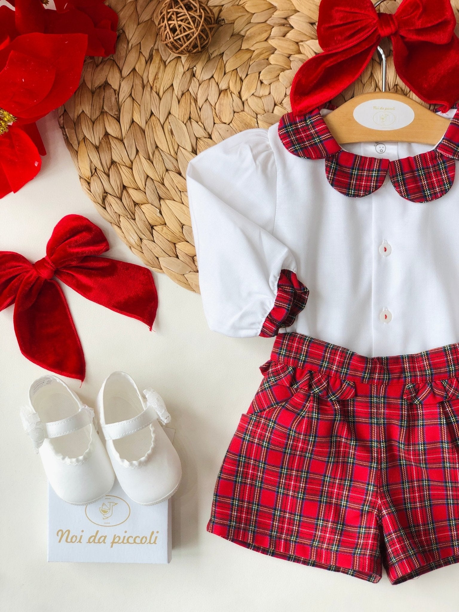 SCAMICIATINA CON COLLETTO ORLATO E PANTALONCINO TARTAN - Noi da piccoli