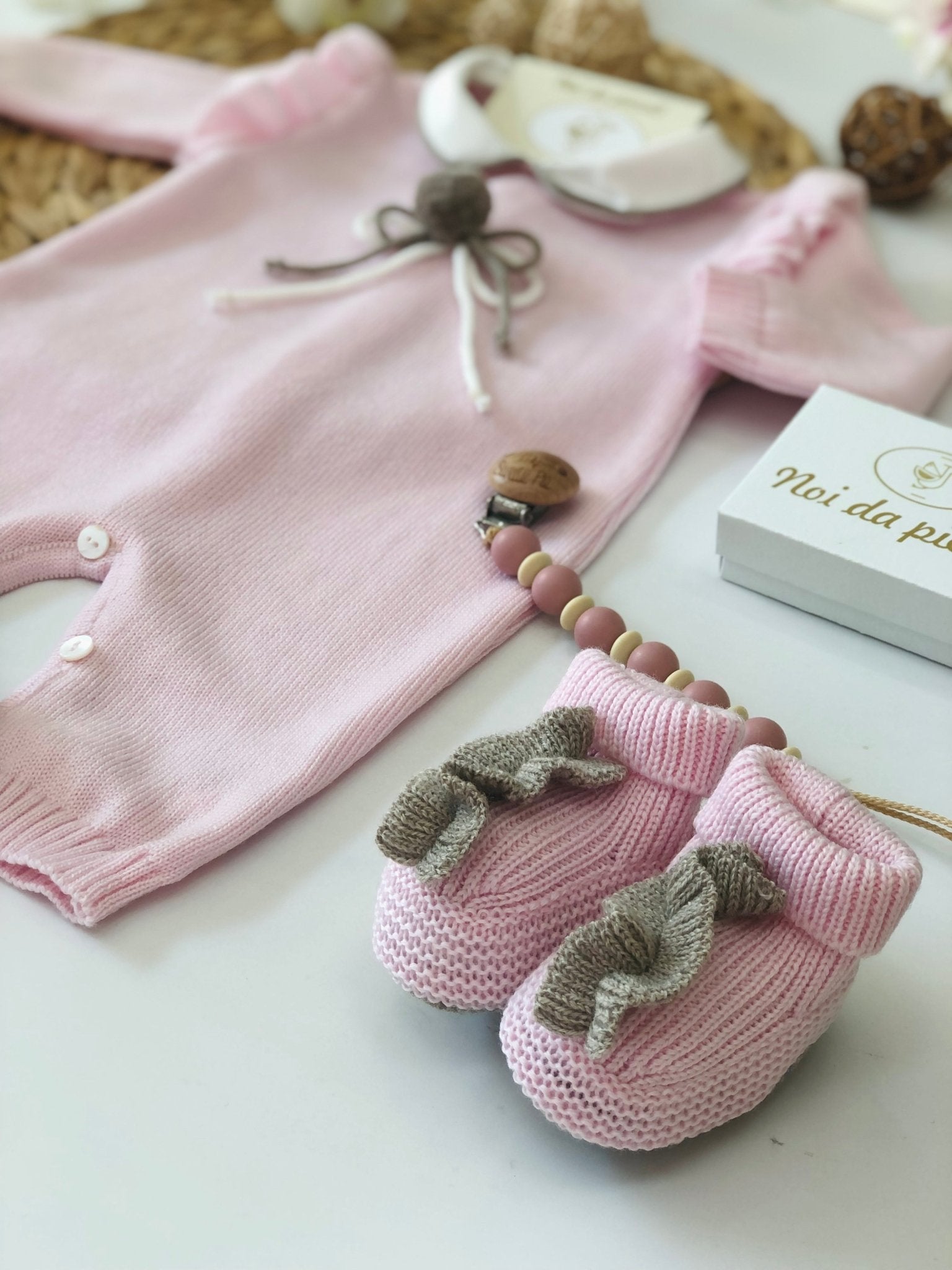 TUTINA CON BABBUCCE IN LANA MERINO EXTRAFINE ROSA E BEIGE - Noi da piccoli