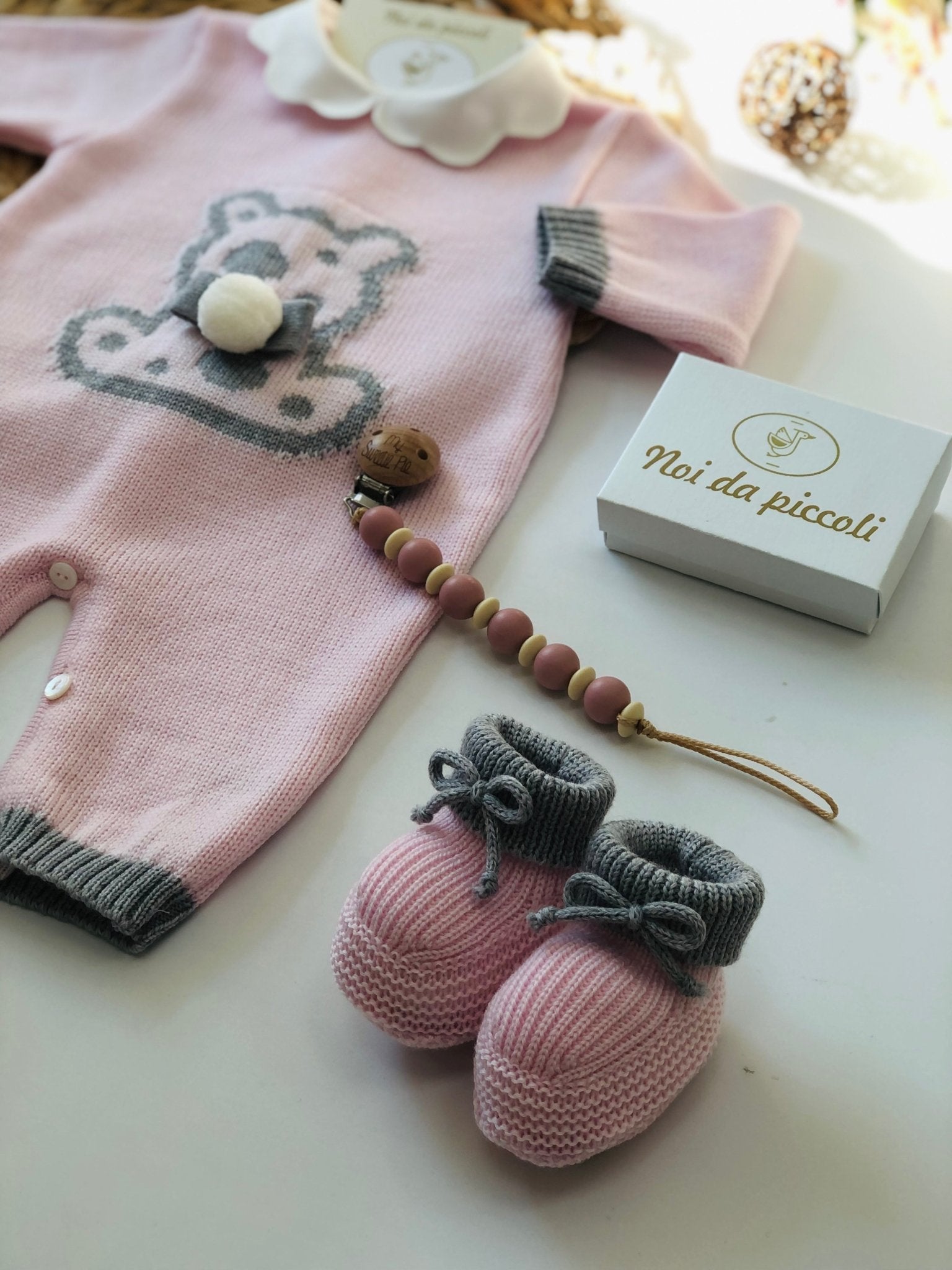 TUTINA CON BABBUCCE IN LANA MERINO EXTRAFINE ROSA E GRIGIO - Noi da piccoli