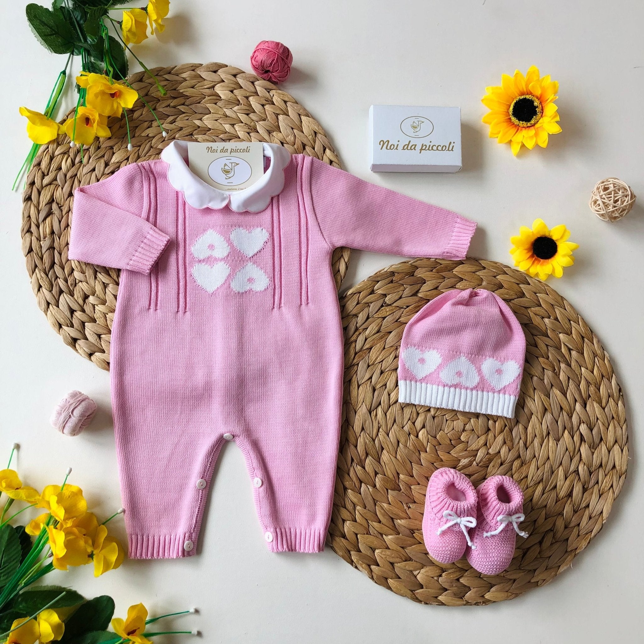TUTINA CON SET PARURE IN FILO DI COTONE ROSA CON CUORICINI BIANCHI - Noi da piccoli